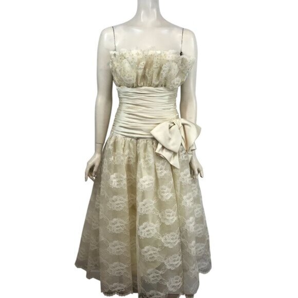 VINTAGE A.J.BARI - WOMEN 8 - IVORY LACE STRAPLESS LARGE BOW FORMAL DRESS - Picture 1 of 4